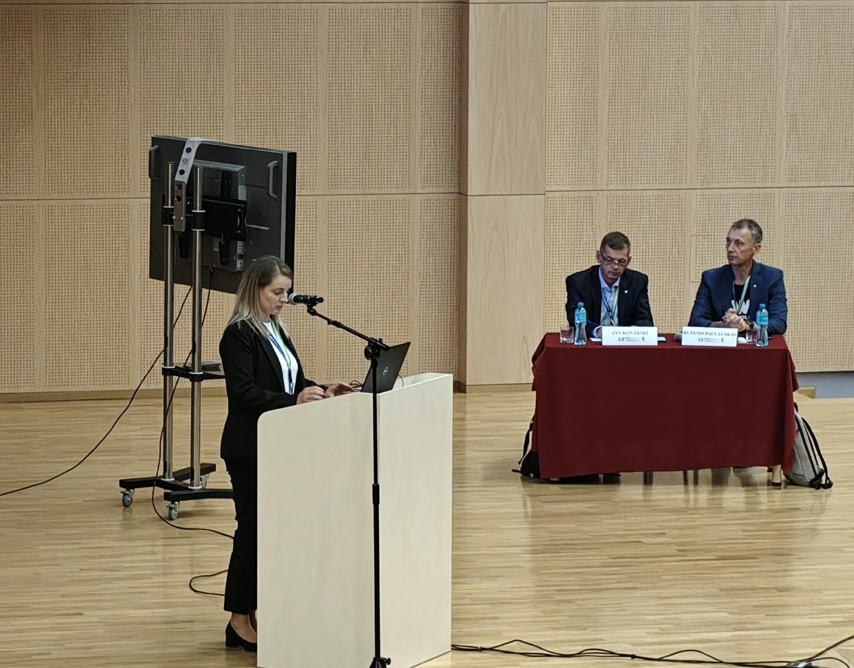 Doktorantka Szkoły Doktorskiej podczas międzynarodowej konferencji